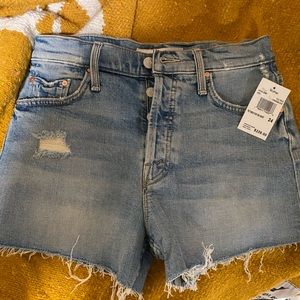 NWT Mother Tomcat kick fray shorts Size 24